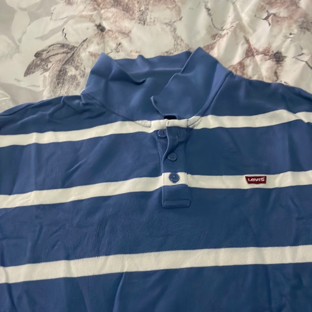 Do Levi’s polo shirt